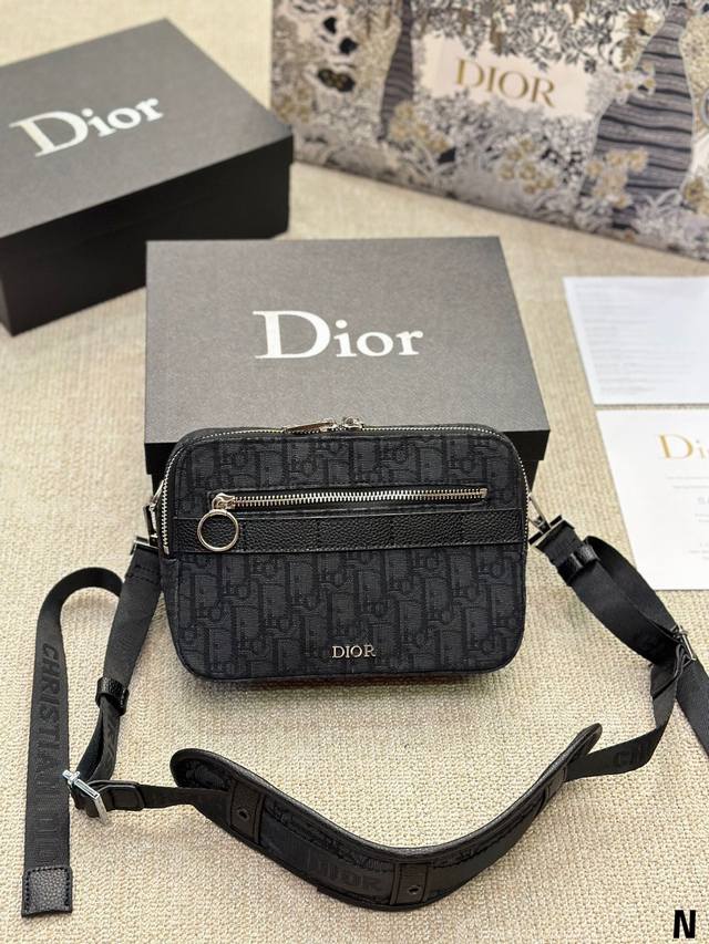 牛皮版本 Dior Oblique Safari男士邮差包 一年四季的男包通勤包 绝绝子 正面老花 背面是皮质 拉链和金属质感特别好 容量很不错 特别能装 实用
