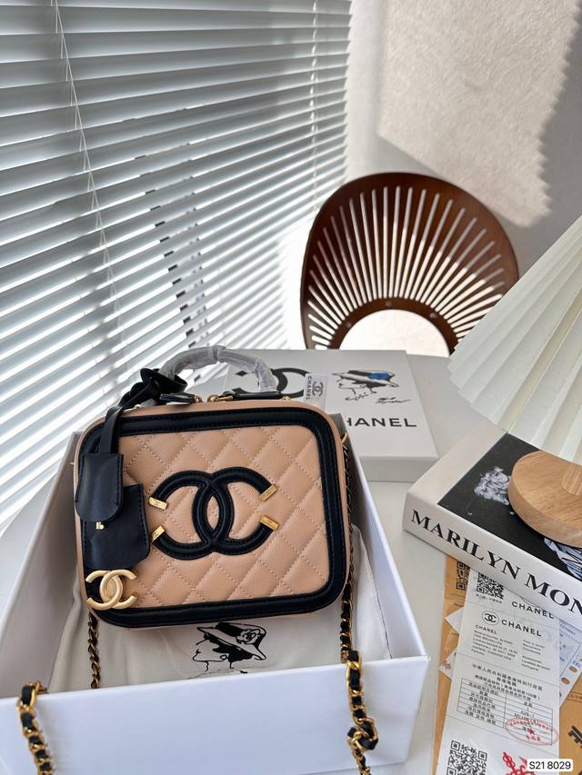 配盒子 Chanel香奈儿链条化妆包方包 重工打造 新款包真的太好看了 真香呀 而且容量十分可观 看到的第一眼就喜欢的不行 立刻入手 绝不手软尺寸 19 15
