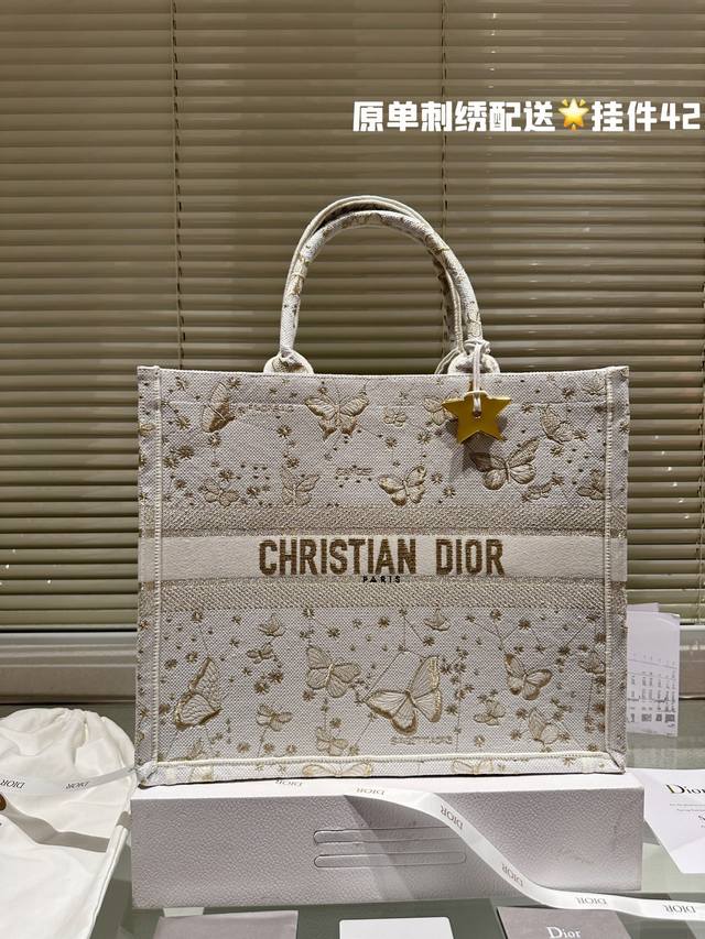 原版提花 Dior Book Tote 是由 Christian Dior艺术总监 Maria Grazia Chiuri签名的原创作品 现已成为品牌的经典之作