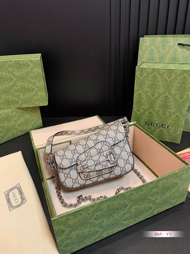 配折叠礼盒 Gucci 1955复古法棍包 Gucci 1955家族又新填一位新成员在原有的经典马鞍包设计上等比例缩小定型包工艺显得更加小巧精致 配了一根超美的