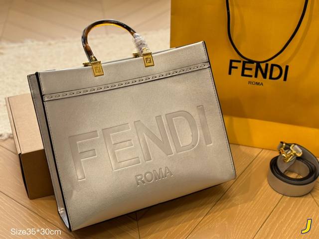 尺寸 35*30Cm F家 Fendi Peekabo 购物袋 经典的tote造型 但是这款最大的特点 手提腋下