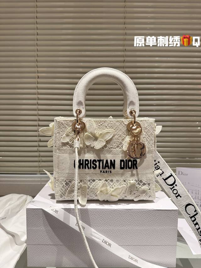 顶级原单 Dior Lady D-Lite刺绣包明星同款 刺绣戴妃配斜挎带 D家最具有代表性的包包,拥有众多的粉丝 D家 Lady D-Lite 诞生于20世纪