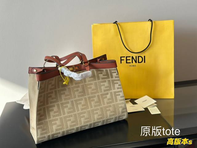 尺寸 41*27Cm F家 Fendi Peekabo 购物袋 经典的tote造型 但是这款最大的特点 手提腋下