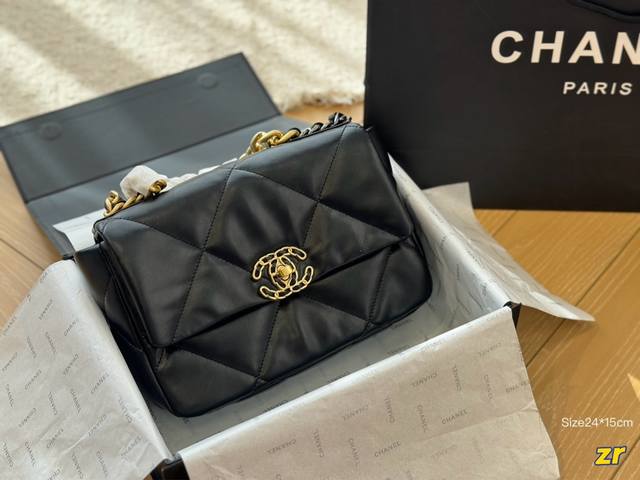 折叠盒 Chanel19 Bag 自从欧阳娜娜带货后全球断货很难买到 皮质是羊皮有点像羽绒服包包 但是19的点睛之笔是什么呢 格子放大 格子放大后脱了香奈儿小女