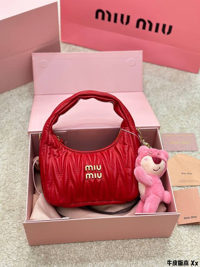 牛皮版本 配挂件 Miumiu 新品wander Hobo 腋下包 采用进口小羊皮纹面料 华丽 Matelasse 工艺重释软羊革托特包活力而百搭的都市风 廓形