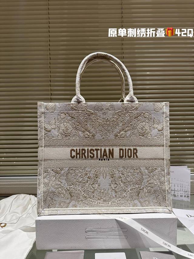 原版提花 Dior Book Tote 是由 Christian Dior艺术总监 Maria Grazia Chiuri签名的原创作品 现已成为品牌的经典之作