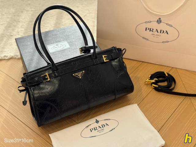 Prada Soft Lux实物有点东西 天天期待 油蜡皮 实物容量足够大 自重很轻甜酷girl值得拥有 冲冲冲 尺寸31*16