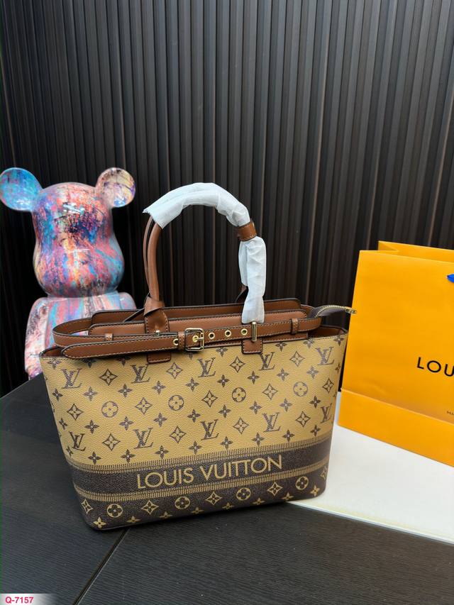 Lv 中古老花托特包 给人第一眼就很高级 说不出来的魅力 出街日常搭配首选 尺寸 33.26Cm