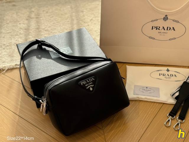 折叠盒 Prada皮革相机包 尺寸22*14Cm 搭配宽肩带一条 皮质很软