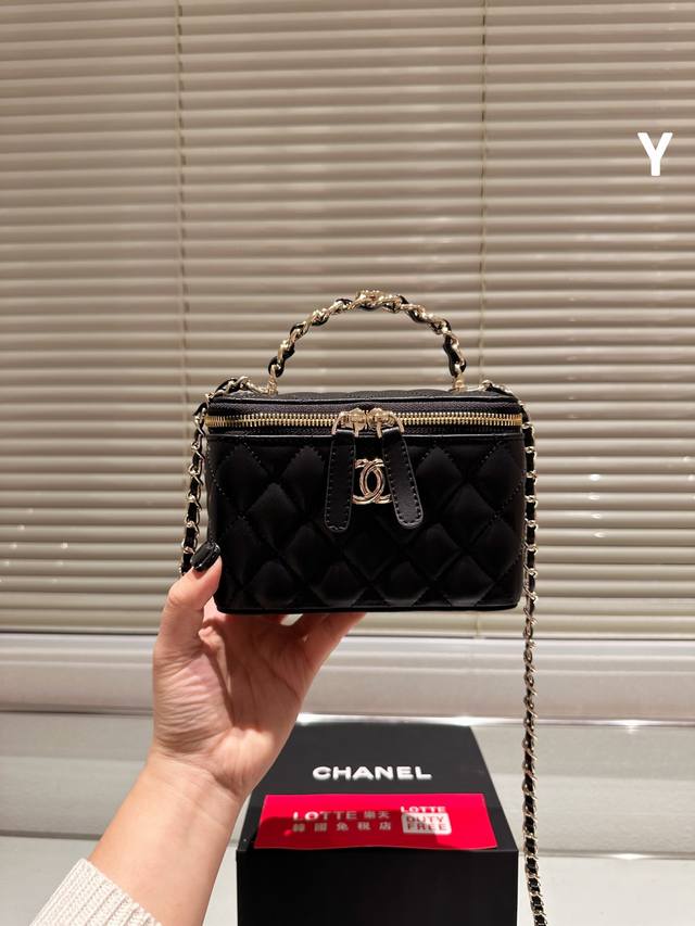 小羊皮 新品 Chanel 23K 化妆长盒子 白色化妆包 自带镜子 随身随地可补妆 低调优雅的钌银色手柄镶嵌小钻石 近看很精致 走到哪都能美美哒 五金 全铜钌