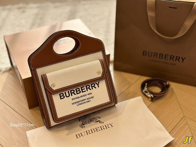 配盒 秋天的第一支包 Burberry帆布邮差包前来报 帆布和棕色皮拼接 果然是最适合秋季的一只包 可以手提和肩背 容量超级大 整个包方方正正 复古又可爱 简直