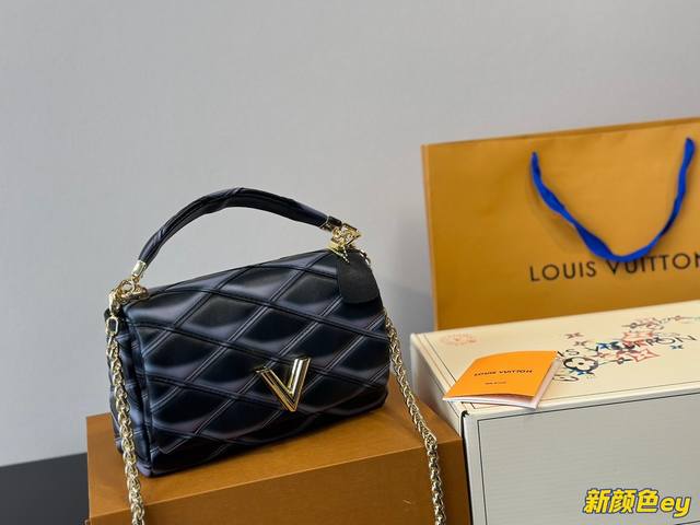 全套包装 Go-14 有被lv这次的新款惊艳到 Louis Vuitton刚刚上新了2023秋冬新包第二篇章 最引人注目的是go-14手袋的强势回归 这款包袋早