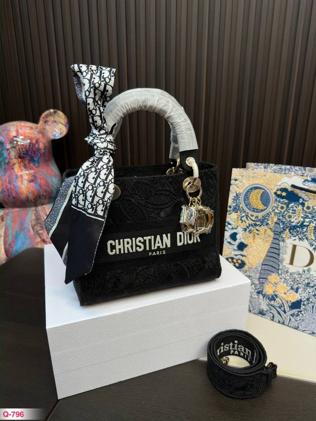 折叠盒 Dior刺绣戴妃色系 总有一款你喜欢的颜色 哦 尺寸23.19Cm 迪奥 刺绣戴妃包 百搭经典 精致的一只 无敌巨可爱 集美们 冲它 #出街最爱的包包