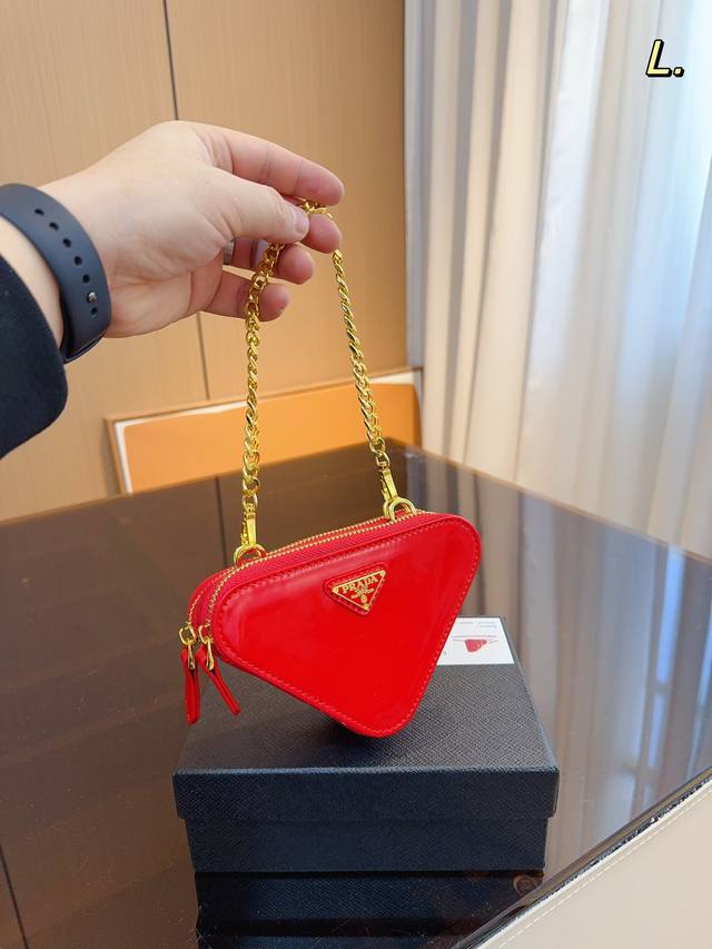 配礼盒 普拉达prada 三角口红包 漆皮 超超超级可爱的小零钱包 精致的一只 真的超级无敌巨可爱 凹造型必备尺寸 15*11*5Cm