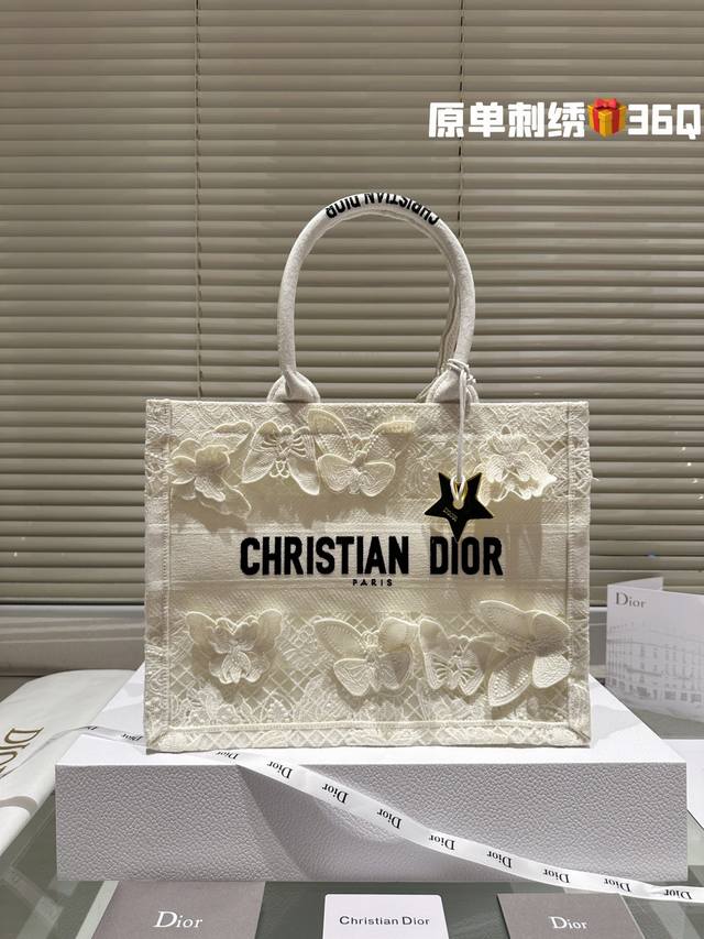 原版布 Dior 星座系列黑色中号tote 包购物袋 这款book Tote 手袋由 Dior 女装创意总监玛丽亚茜娅蔻 丽 Maria Grazia Chiu
