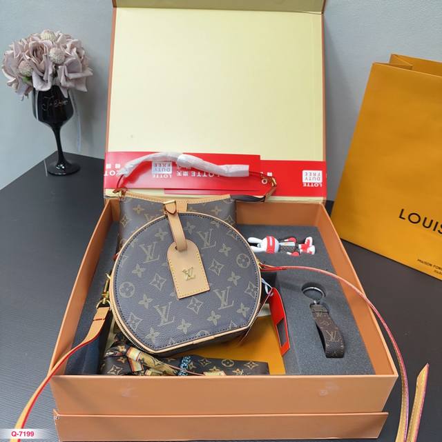 超值套盒 Lv 圆饼包 丝巾钥匙扣玩偶挂件 随机 礼盒 尺寸18.16Cm