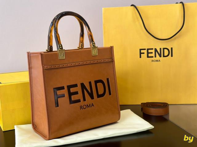 Size 24*23Cm F家 Fendi Peekabo 购物袋 经典的tote造型 但是这款最大的特点 手提斜挎