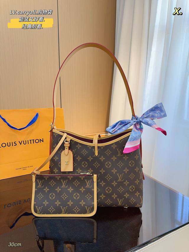 Lv Carryall 新款购物袋 这款包真的太有味道了 浓浓的复古风情 Vintage 的精髓体现的淋漓尽致 灵感源自档案馆的复古细节 尤其值得称道的莫过于可