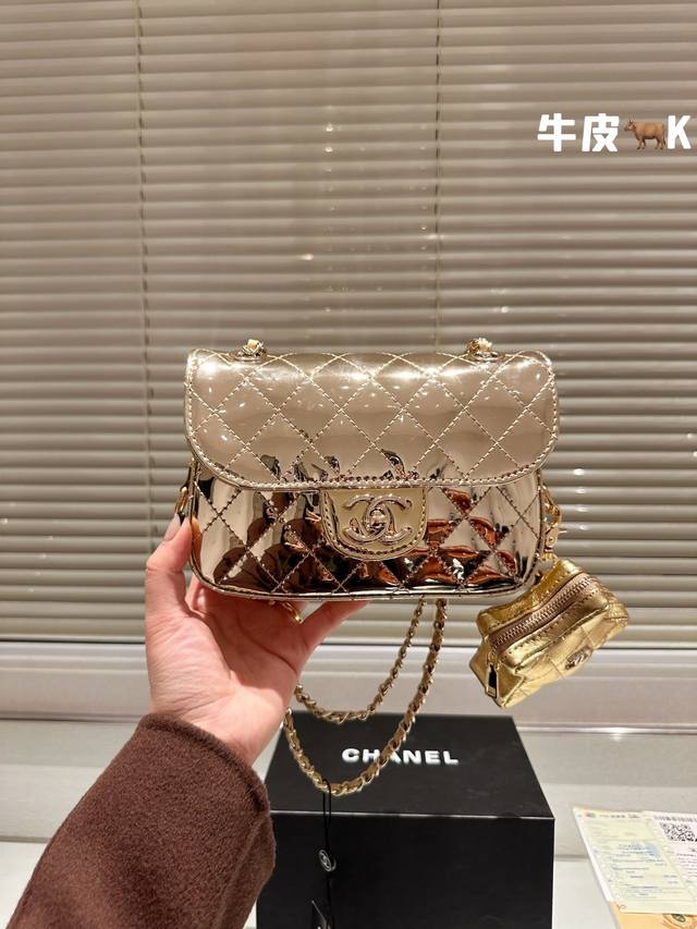 配挂件 Chanel 口盖包 Chanel 慵懒随性又好背 上身满满的惊喜 高级慵懒又随性 彻底心动的一只 Size 20 15Cm