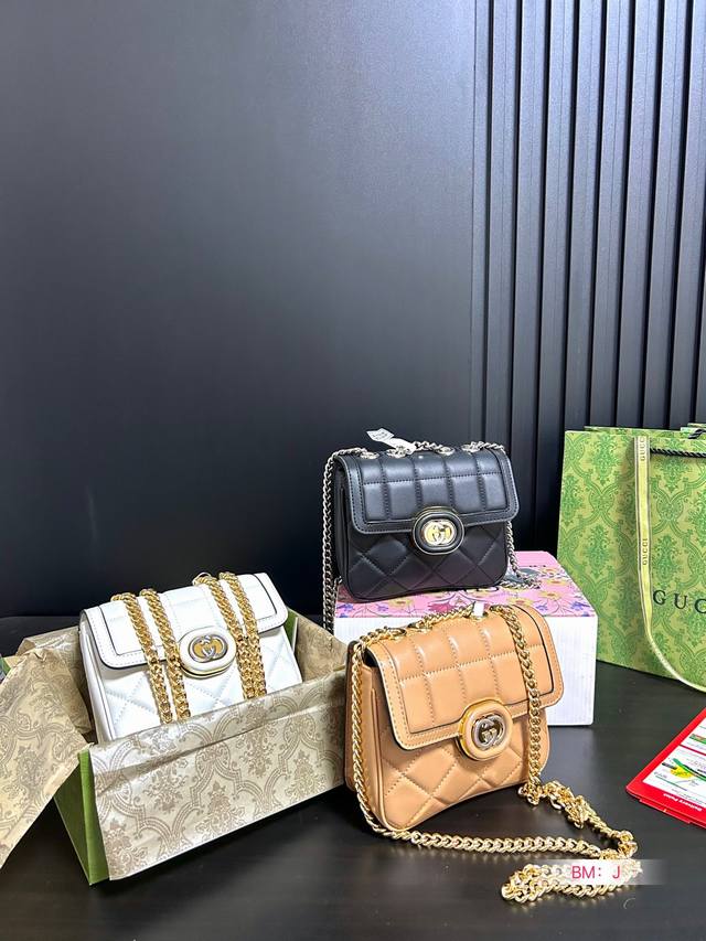 配折叠礼盒 Gucci Deco迷你小包包 优雅简约很种草 一共两个尺寸 经典的轮廓和精致的材质探索了新的表达方式和对过往年代的热爱之情 这款小巧的肩背包采用绗