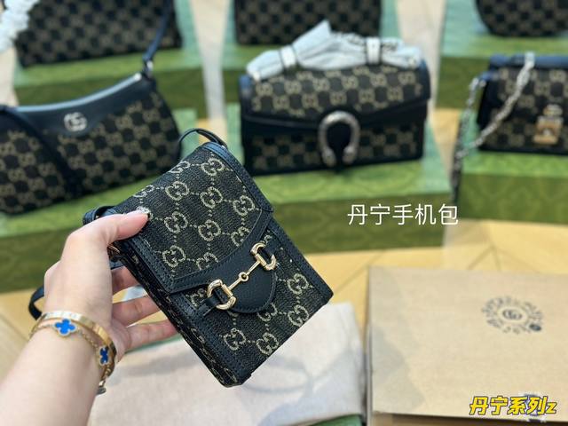 折叠盒 Gucci1955手机包 本想去入虎头胸包的都已经准备结账了一转头看到这款手机包立马移情别恋柜姐说是才刚刚来的新包容量也非常感人 侧面有一定厚度 可以放