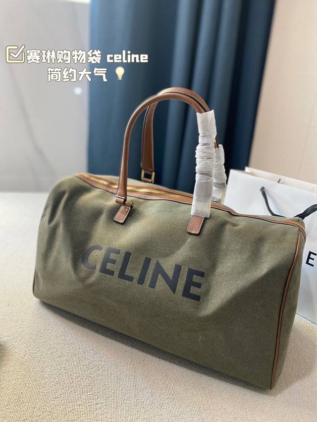 赛琳购物袋 新款包 Celine的设计一直以简约大气著称 吸引的往往是职业女性 性格率性的女性 每一款包包的都非常具有设计感 手工精致 无论是长途旅行 还是短途