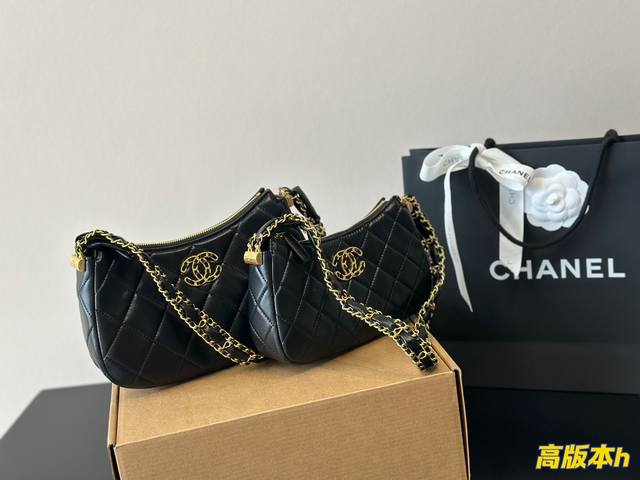 折叠盒 Chanel 23K 本季度最值得买的hobo腋下包 Chanel 本季度最值得买的包款 注定是个爆款复古褶皱牛皮皮质 搭配上经典大气的皮穿链双c很有1