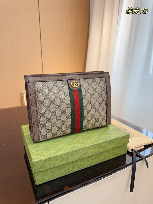 配礼盒 Gucci Ophidia 夹子手包 最新系列配原版乌木色牛皮 这个款复古韵味特别浓 对版链条 原版内里 上身效果也超赞 主要以精致特别的五金来提升整体