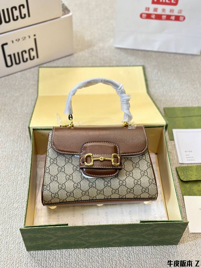 复刻版 牛皮 Gucci Horsebit 1955 Top Handle Bag Gucci Horsebit 1955 系列采用浅棕色皮革演绎手提包 该系列