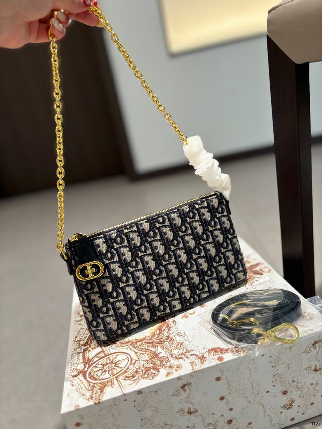 礼盒包装 Dior 蒙田新款 太好看了dior Montaigne 极简的魅力 带着随性的慵懒感觉一直对黑色的包包不怎么喜欢 直到今天看见迪奥新出的这款黑色超级