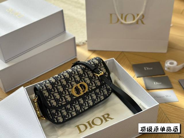 全套包装 Dior新款蒙田 2023年买的第一-个包太显气质了 今天来分享-组look 不管过了多久还是那么经典上 当然少不了气场全开的新包包 这是新年时买的迪