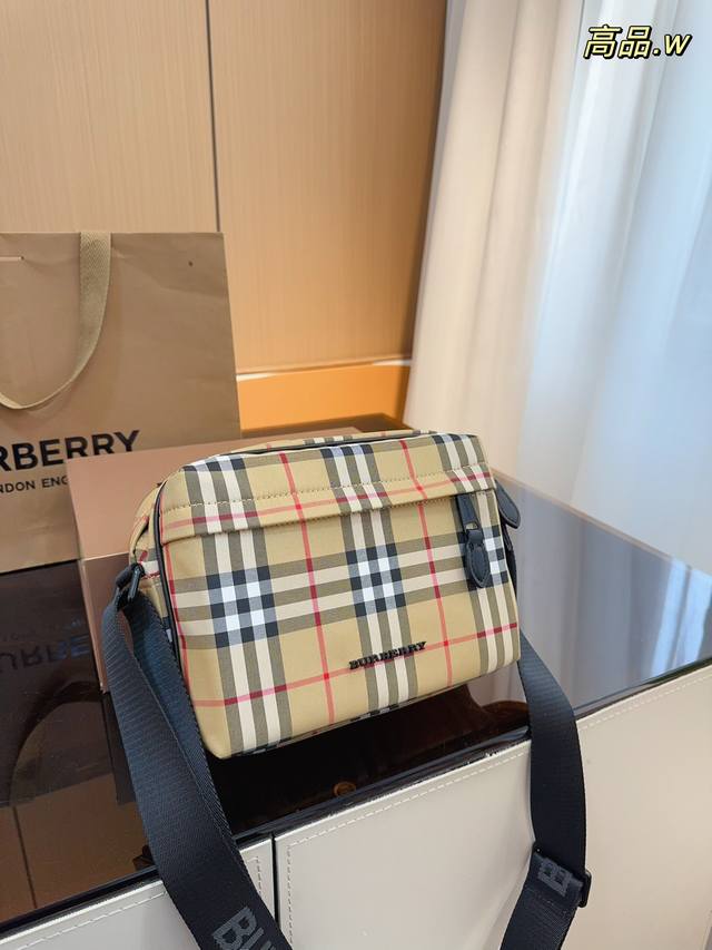 配礼盒 Burberry巴宝莉 超级简单的一款相机包男女同款 帆布材质.低调又不失精致.喜欢的千万不要错过哦尺寸24*9*17Cm