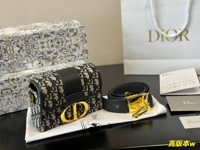 全套包装 原版 Dior Camp新款蒙田包 采用专柜御用原版双面绣老花料 迪奥的oblique复古印花图案早在上世纪六十年代就在巴黎时装周里掀起热潮 不同的是