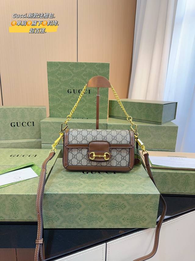 配折叠礼盒 Gucci 1955复古法棍包 Gucci 1955家族又新填一位新成员在原有的经典马鞍包设计上等比例缩小定型包工艺显得更加小巧精致 配了一根超美的