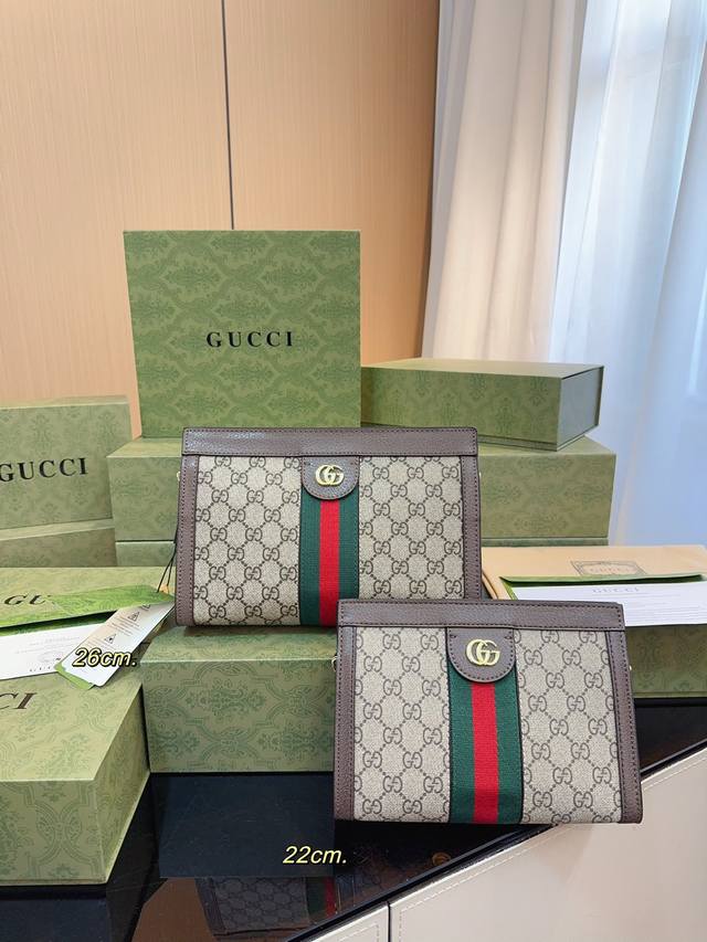 折叠盒 Gucci Ophidia 夹子包 最新系列 链条包 配原版乌木色牛皮 这个款复古韵味特别浓 对版链条 原版内里 上身效果也超赞 主要以精致特别的五金来