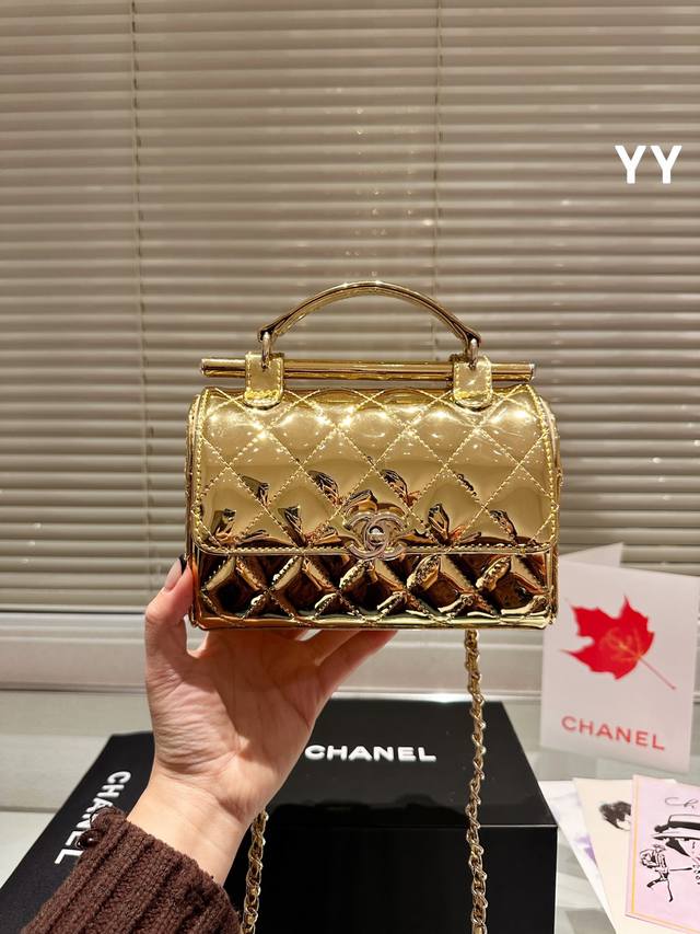 礼盒 Chanel 2024新品漆皮 小香牛皮最近好多明星都在背chanel 这款包是由老佛爷karl Lagerfeld和chanel现任创意总监virgin