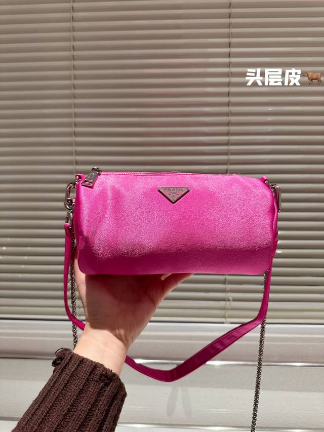 进口原版布 Prada 斜挎包 慵懒随性又好背 上身满满的惊喜 高级慵懒又随性 彻底心动的一只 Size 20