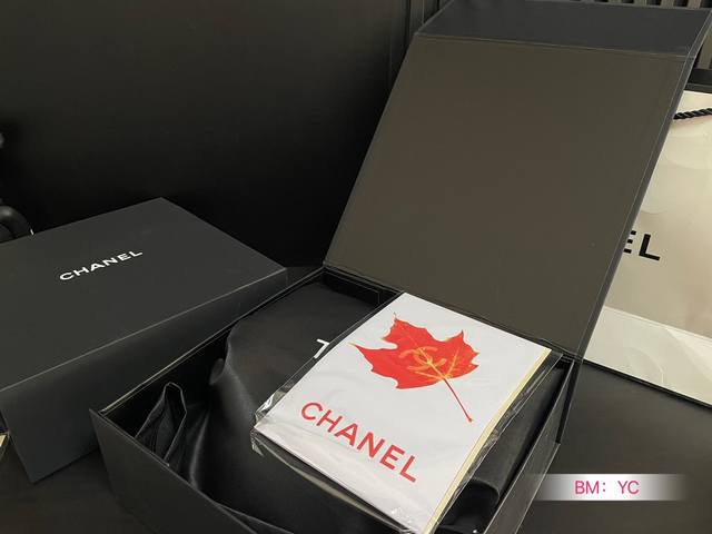 配折叠礼盒 Chanel23C Maxi保龄球包 香奈儿早春度假系列的保龄球包 菱格纹十大1Ogo字母 偏中古款的保龄球包版型 不会出错的款 正面背面都有一个格