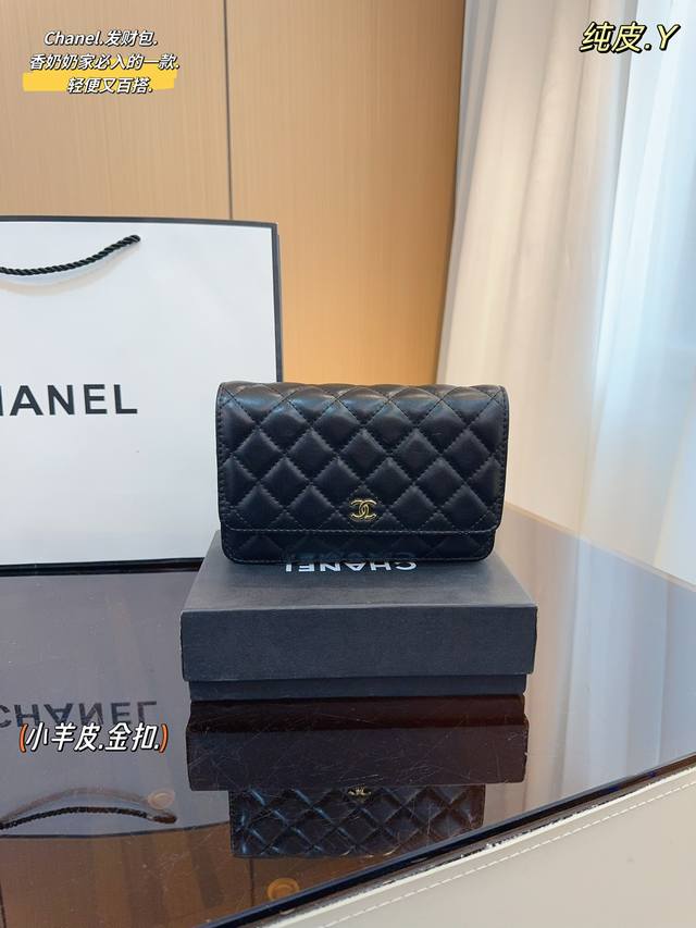 配折叠盒 Chanel 香奈儿发财 一款随身小包 Chanel香奈儿24S Woc发财包 可斜挎单肩 链条可收入包内作为手包使用 上身后超显大气 别看小小的 这