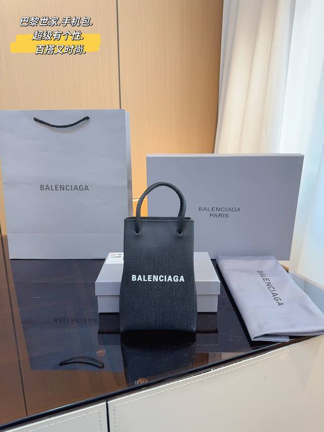 配礼盒 巴黎世家 小号手机包 整体风格设计简约大方 巴黎世家这款购物袋很清新呀个人觉得不比老花的购物袋差哟男女通用 尺寸 12*5*17Cm