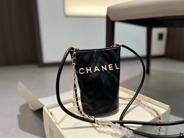Chanel 新品 金币mini 水桶包 时装 休闲 不挑衣服 尺寸12*18Cm