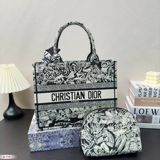 折叠盒 Dior迪奥托特零钱包 很有复古的感觉 高级又不失优雅 超有氛围感 通勤 休闲 约会通通可搭 尺寸35.27Cm 40.31Cm