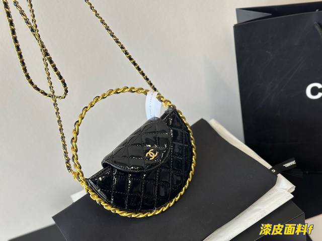 折叠盒 Chanel新款23K系列 好奢华哇 23K小包包 都是高级精致 貌美优雅的时尚精品哇 半弧形漆皮黑色包身点缀着金色小双c扣 如夜空中繁星点点 令人陶醉