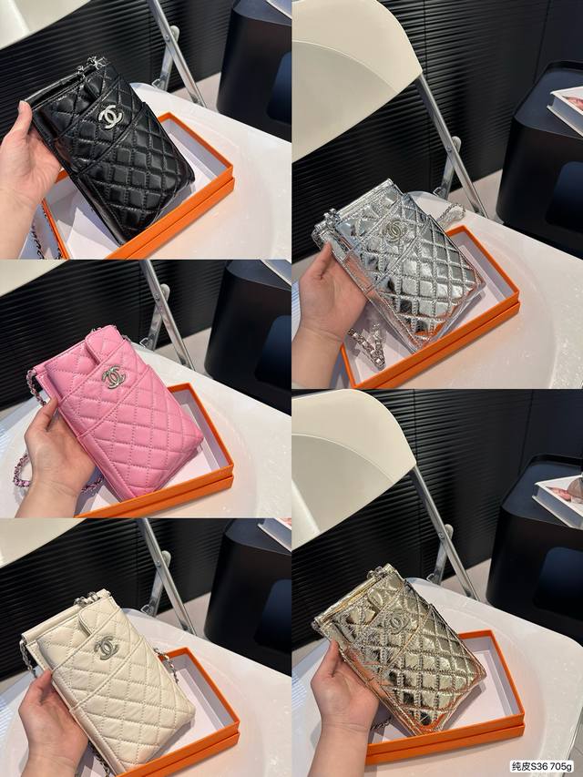 配盒 香奈儿 Chanel 二合一手机包 羊皮 造型嵌了一枚甜酷感小woc 二合一多为两只包袋的独立组合 而它是可收纳设计 不走寻常路 属于时髦人士的独特审美