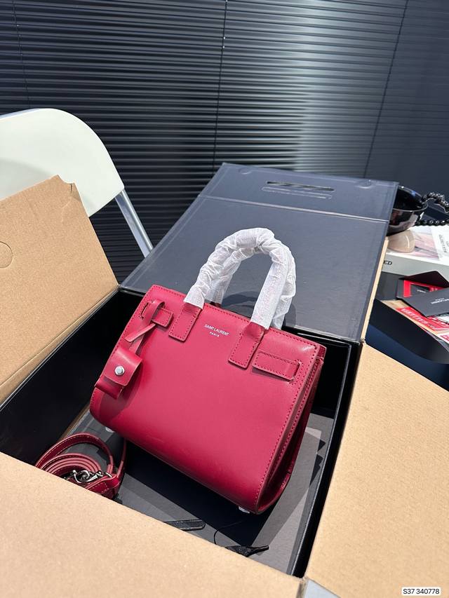 小号 配飞机盒折叠盒子 圣罗兰 风琴包简约低调的购物袋 超级实用款式 任何风格的衣服都能搭配 超大的容量.尺寸 小号22 17 货号小号778