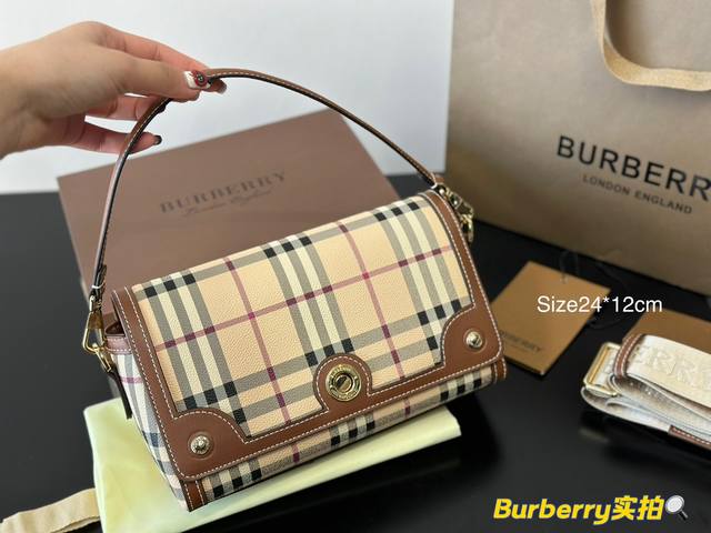 Burberry经典格紋小包 第一款可以手提可以肩背 十分實用小 但容量十分可觀喔 尺寸24*12