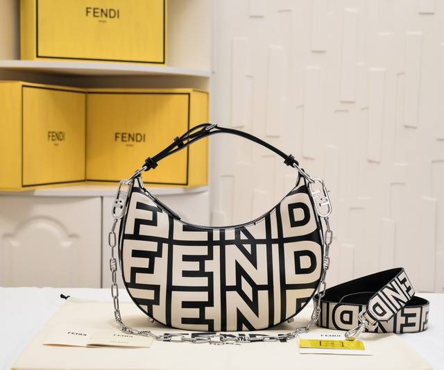 型号2196 加链加40元 Fendi 最新联名款 黑白系列 腋下包 Fendi Praphy以月牙造型为特色 把经典金属大logo装饰在包包底部 包包的轮廓很