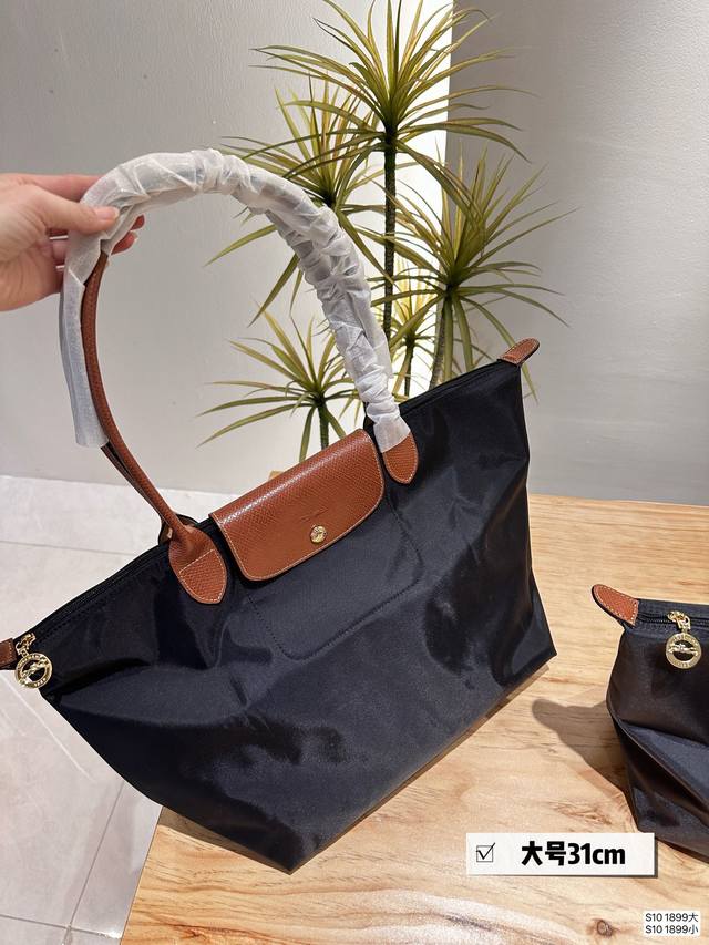 经济又实用的包包选这个珑骧 Longchamp购物袋真的每个女生都应该有一个珑骧 超级能装 而且背上很显气质哎 尺寸 大号31 29 小号26 25 货号189