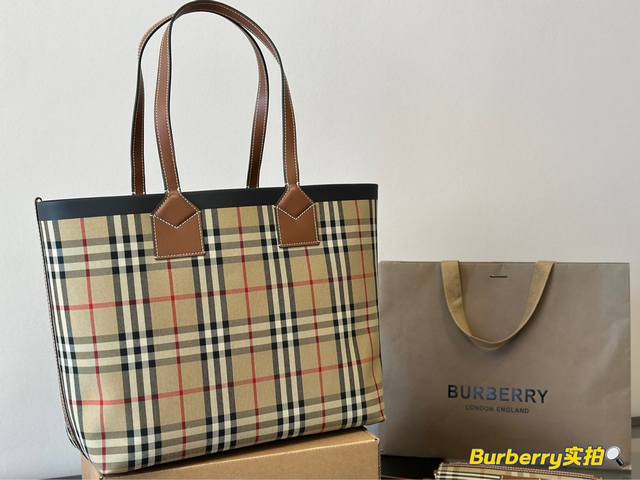 Burberry购物袋 尺寸35*30Cm 超大容量 满足大容量需求 四季百搭款 推荐
