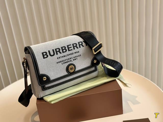 折叠盒 Burberry Note 宽肩带邮差包今天分享这款burberry Note肩包 外层是用的 %小牛皮 装饰是用的 %羔羊皮 肩带处饰有 Burber